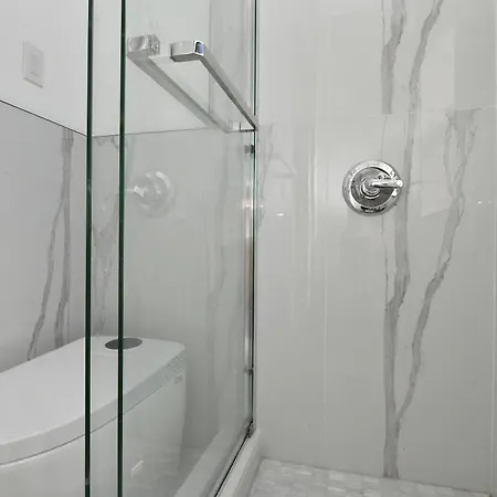 Chic 4br Stay-steps Away From Park Aparthotel
