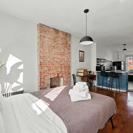 Rove Travel - Alderman Terrace - Townhome With Patio Holiday home New York