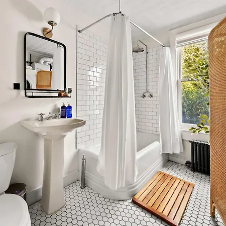 Rove Travel - Alderman Terrace - Townhome With Patio New York