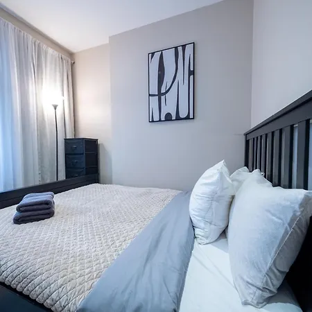 Comfy 2 Bedroom On Park West *