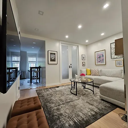 Spacious 2-bedroom Near Subway - Easy Manhattan Access *