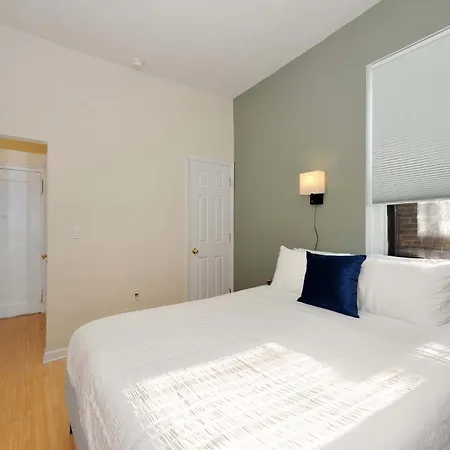 The Clinton Iii Vibe 8618 Apartment