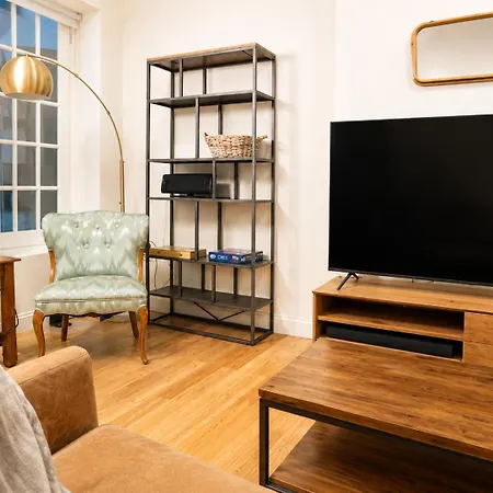 Apartment The Heights Haven, Spacious 6 Bedrooms Townhouse With Patio New York