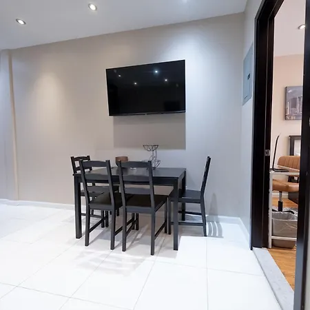 Comfy 2 Bedroom On Park West Apartment