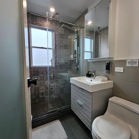 Spacious 2-bedroom Near Subway - Easy Manhattan Access New York