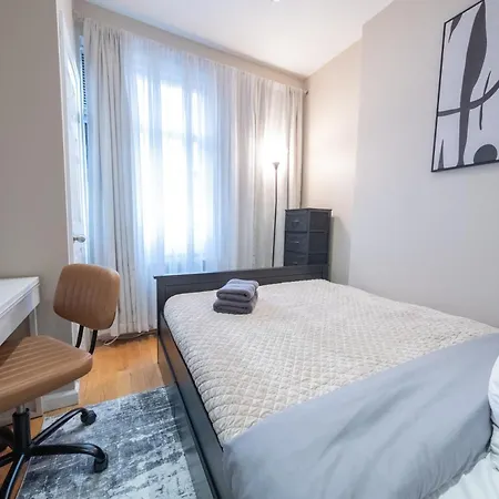 Comfy 2 Bedroom On Park West Apartment *