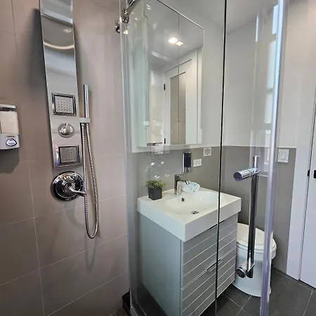 Spacious 2-bedroom Near Subway - Easy Manhattan Access Apartment