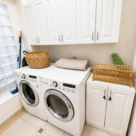 Apartment The Heights Haven, Spacious 6 Bedrooms Townhouse With Patio *