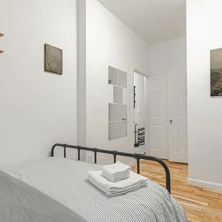 Modern 2br Retreat With Washer & Dryer - Near Subway & Lga Apartment New York