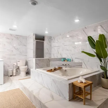 Apartment The Boca Abode - 2br 2bth W Jacuzzi Tub & Private Backyard