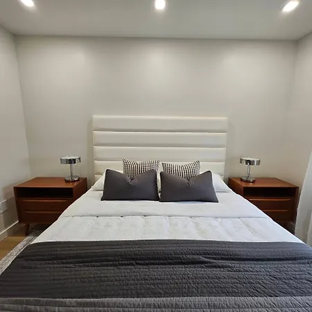 Spacious 2-bedroom Near Subway - Easy Manhattan Access *