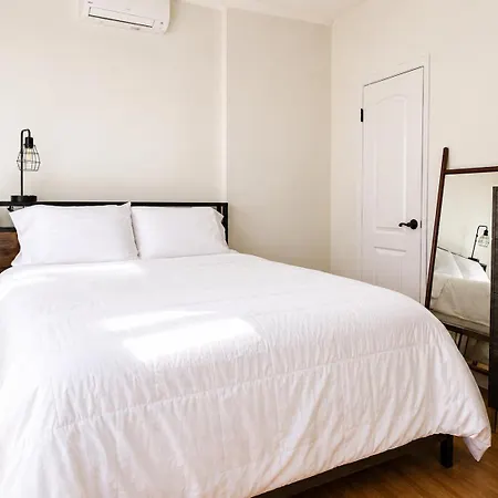 Apartment The Heights Haven, Spacious 6 Bedrooms Townhouse With Patio New York