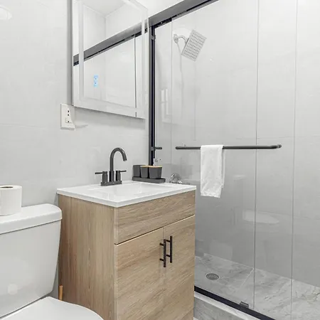 Modern 2br Retreat With Washer & Dryer - Near Subway & Lga *