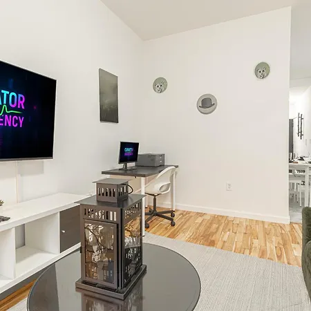 Modern 2br Retreat With Washer & Dryer - Near Subway & Lga New York