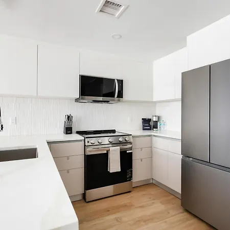 Landing Modern 2Bd Rooftop Lounge Gym Apartment
