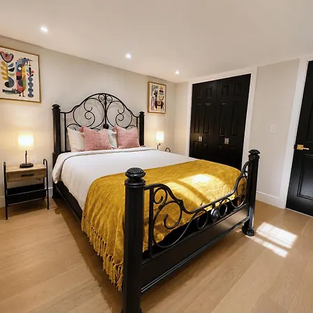 Great Location With Parking, 10 Min To Lga & Subway Homestay