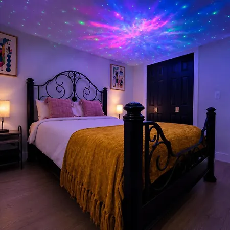 Great Location With Parking, 10 Min To Lga & Subway Homestay *