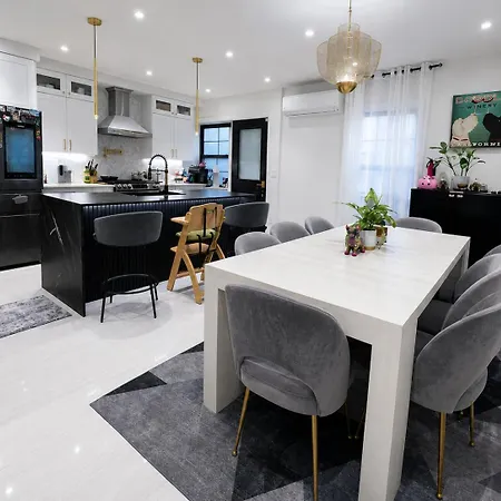 Homestay Great Location With Parking, 10 Min To Lga & Subway *