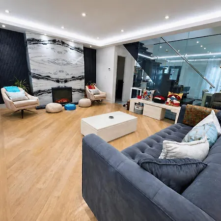 Homestay Great Location With Parking, 10 Min To Lga & Subway New York