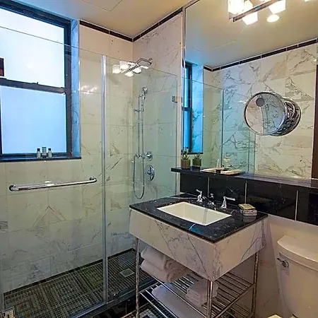 Hotel The Iroquois Times Square, A Small Luxury New York