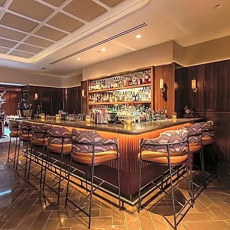 Hotel The Iroquois Times Square, A Small Luxury New York
