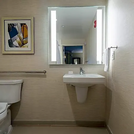 Hotel Fairfield & By Marriott Queens/fresh Meadows