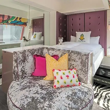 Staypineapple, An Artful Hotel, Midtown