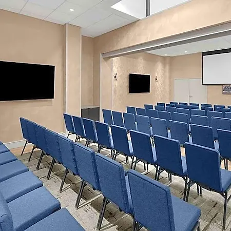 Hotel Courtyard By Marriott World Trade Center Area 3*