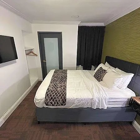 Howard Johnson Soho 3*