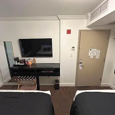Howard Johnson Soho 3*