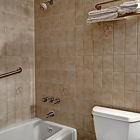 Super 8 By Wyndham Jamaica North Conduit