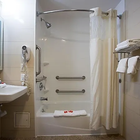 Howard Johnson By Wyndham Jamaica Ny Near Airtrain Jfk