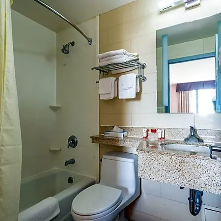 Howard Johnson By Wyndham Jamaica Ny Near Airtrain Jfk 3*