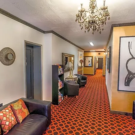 Royal Park Hostel *
