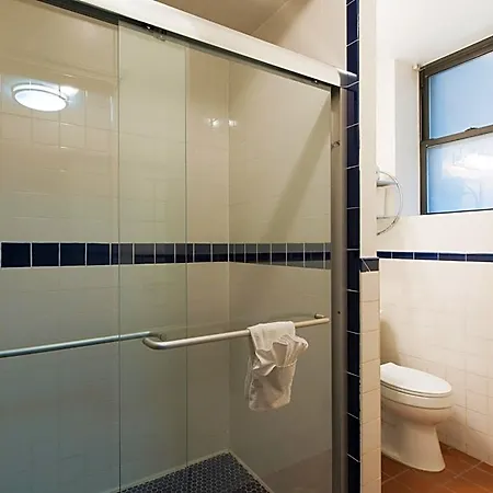 Royal Park Hostel *