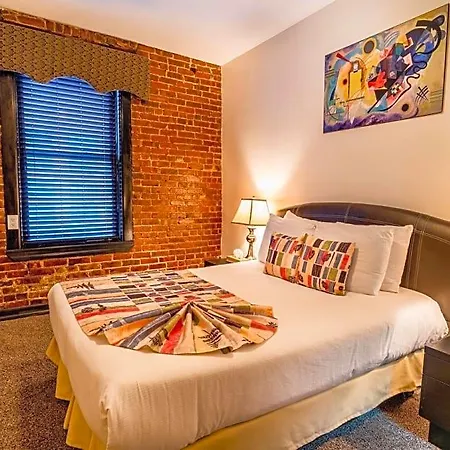 Royal Park Hostel *