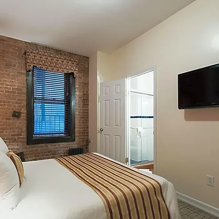 Royal Park Hostel *