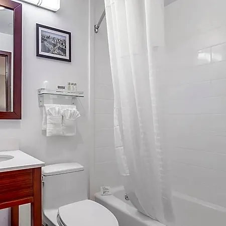 Avion Near Lga Airport, An Ascend Collection 3*