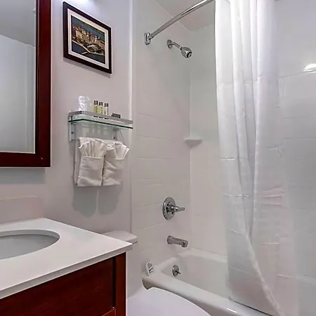 Avion Near Lga Airport, An Ascend Collection 3* New York