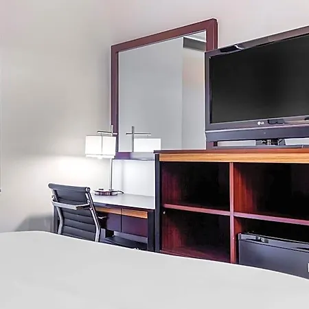 Avion Near Lga Airport, An Ascend Collection 3*