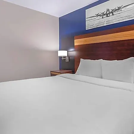 Avion Near Lga Airport, An Ascend Collection New York