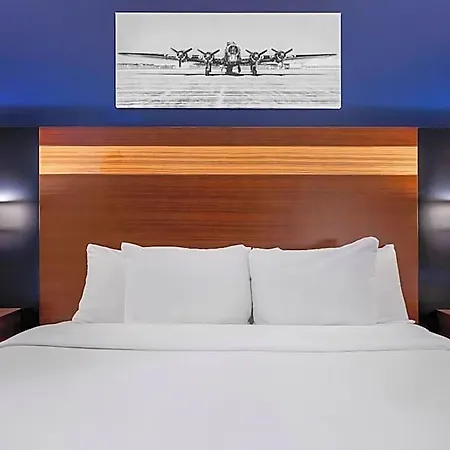 Avion Near Lga Airport, An Ascend Collection 3*