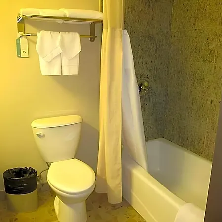 Travelodge By Wyndham Queens Hotel