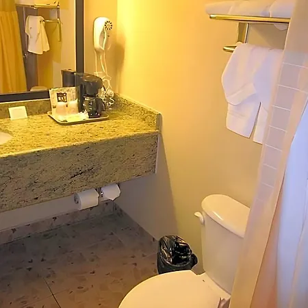 Travelodge By Wyndham Queens Hotel