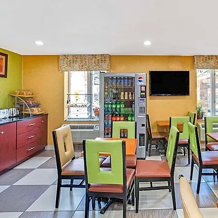 Days By Wyndham Long Island Hotel