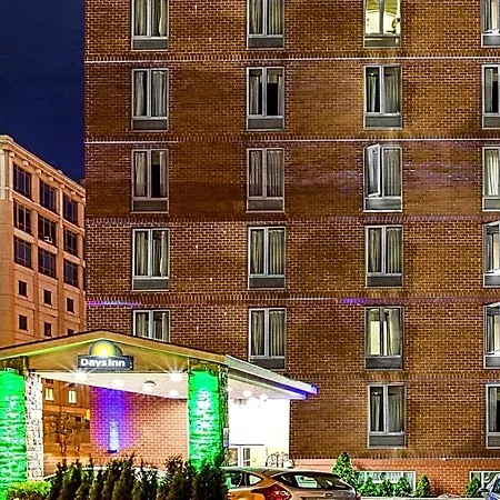 Days By Wyndham Long Island Hotel
