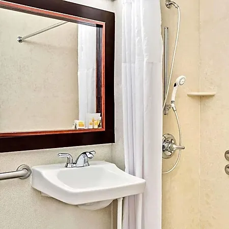 Hotel Days By Wyndham Long Island 3*