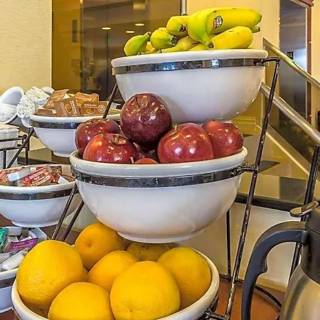 Comfort & Laguardia Airport Hotel 4*
