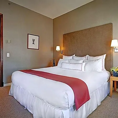 Giraffe By Library Collection Hotel 4*