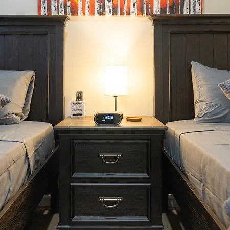Elegant 2 Bedroom W Modern Amenities Apartment